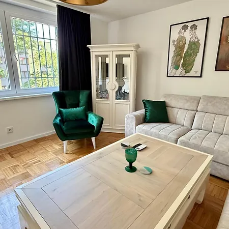 Bravo - With Garage Parking Apartman *